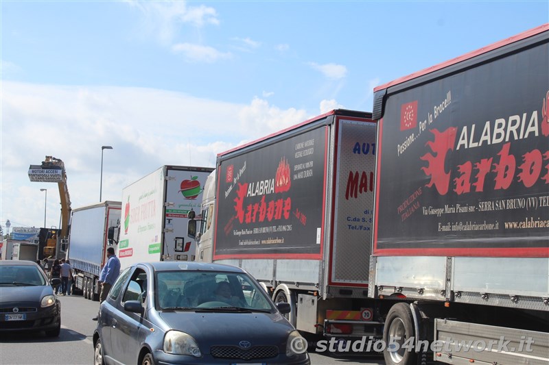 STATALE 106, la Calabria scende in strada: centinaia di lavoratori e cittadini uniti contro il carovita. La protesta della dignit� e del lavoro in diretta su Studio54network.